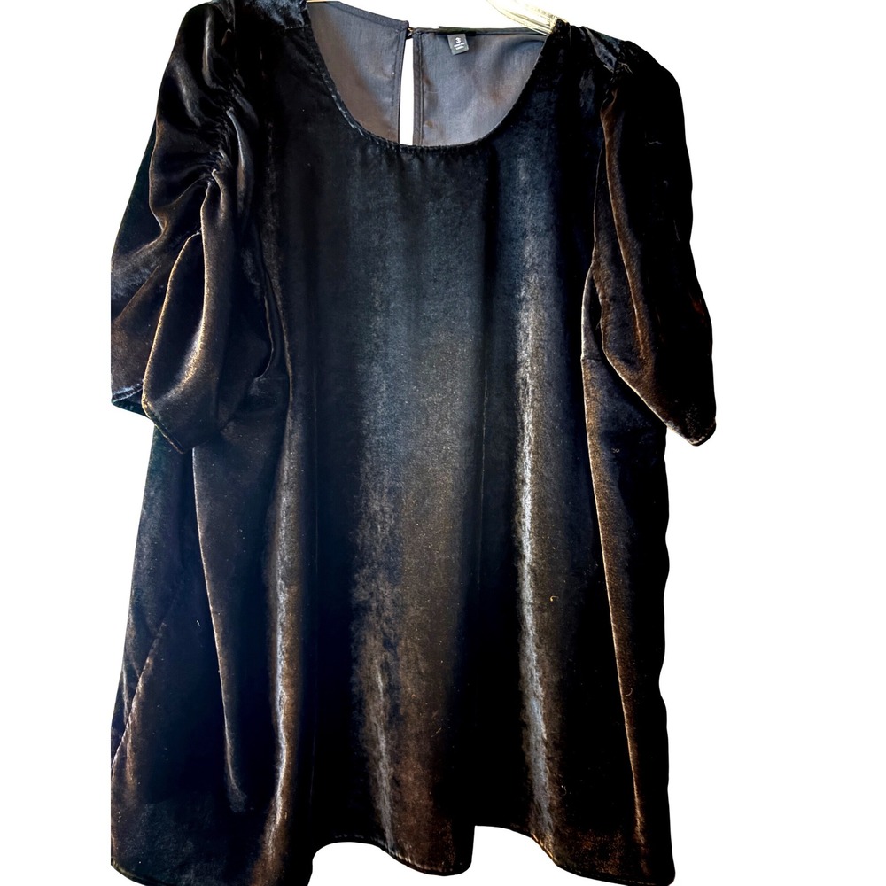 Torrid‎ Black Velvet Puff Sleeve Round Neck Witchy Velvet Top Size 3